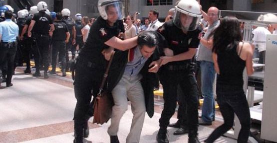 Adliye'de Gezi eylemi yapan avukatların davası ertelendi