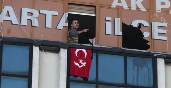 AKP binasına silahlı kişiler girdi