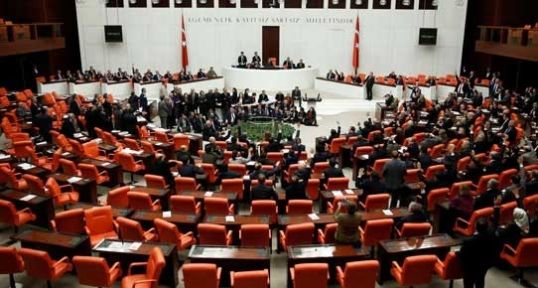 AKP, İç Güvenlik Paketi'nde kalan maddeleri komisyondan çekti