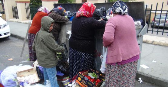 Akşam yemeklerini çöpten topladılar!
