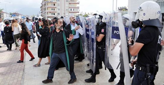 Alanya'da katliamı protesto eden avukatlara saldırı
