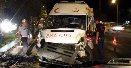 Ambulans ile otomobil çarpıştı: 1 ölü, 5 yaralı