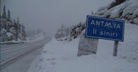 Antalya'ya 23 yıl sonra kar yağdı 