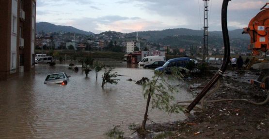 Arnavutluk'ta sel felaketi: 17 ölü, 39 kayıp