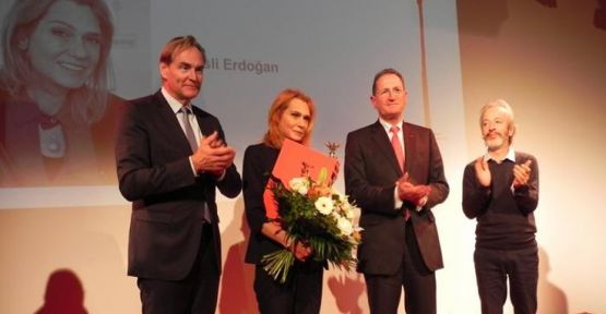 Aslı Erdoğan ve Deniz Yücel'e basın özgürlüğü ödülü