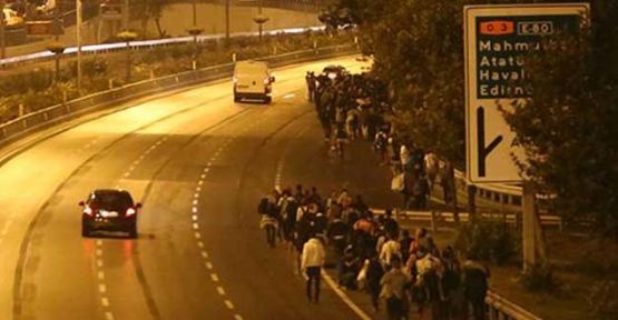Avrupa'ya geçmek isteyen sığınmacılar TEM'de yürüyüşe geçti