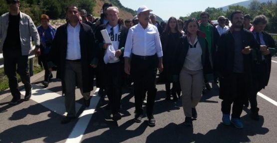 Avukatlar cübbeleriyle Adalet Yürüyüşü'nde 