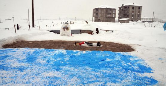 Aylan Bebek İle Ümran'ın Kardan Heykelini Yaptı