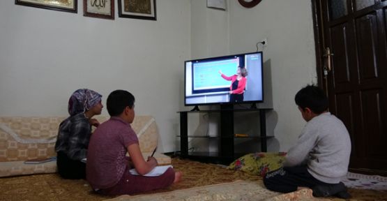 Başkanı Saklı, derslerini takip edemeyen 2 kardeşe televizyon hediye etti