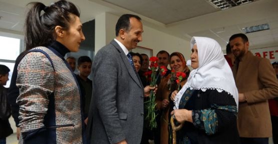 Belediye Başkanı Tahir Saklı kadınlara gül ve karanfil dağıttı 