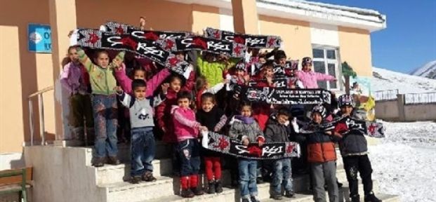 Beşiktaş Çarşı Grubu Van’da Öğrencileri Sevindirdi