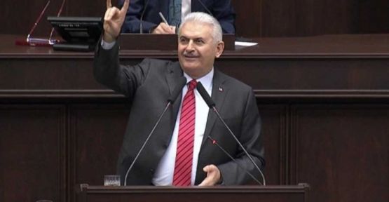 Binali Yıldırım'dan grup toplantısında bozkurt işareti