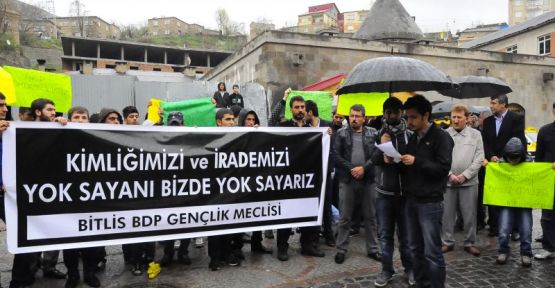 Bitlis'te gençler seçim hilelerini protesto etti