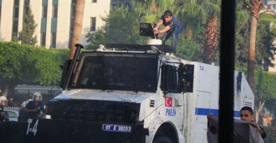 Bu kez eylemci TOMA'ya müdahale etti