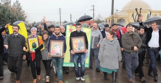 Cenazeyê Şervanê YPG'ê Nergîz bi stranan hate definkirin