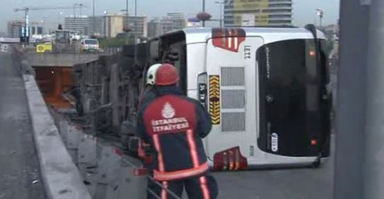 Cevizlibağ'da metrobüs devrildi: 10 yaralı