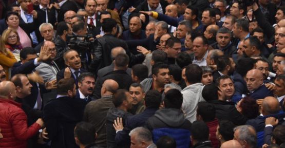 CHP İzmir İl Kongresi'nde kavga çıktı