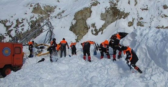 Çığ altında bir işçinin cesedi daha bulundu