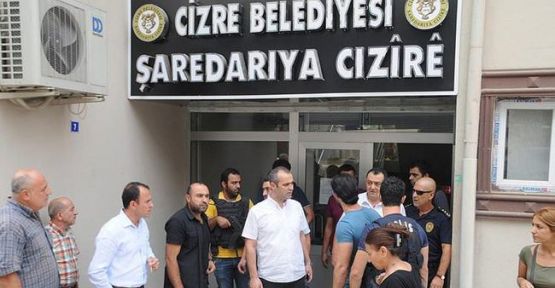 Cizre Belediyesi'ne polis baskını