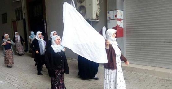 Cizre’de beyaz bayraklarla yürüyen kadınlar gözaltına alındı