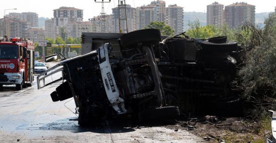 Çöp kamyonu bariyere çarpıp devrildi; 2 ölü
