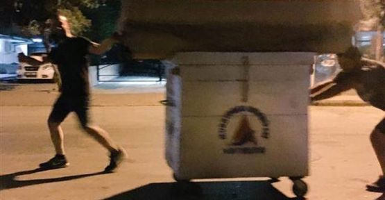 Çöp konteyneriyle kanepe taşıyan gençlere 'teşekkür'