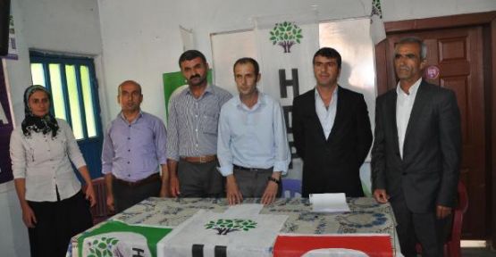 Çukurca'da AKP'den istifa eden 9 kişi HDP'ye geçti