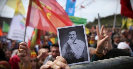 Demirtaş'a ödül vermeye gelen Fransa vatandaşları Türkiye'ye alınmadı