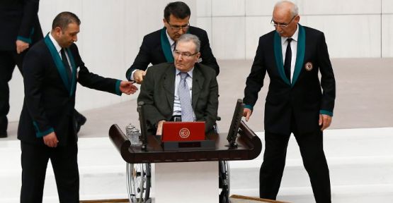 Deniz Baykal TBMM'de yemin etti
