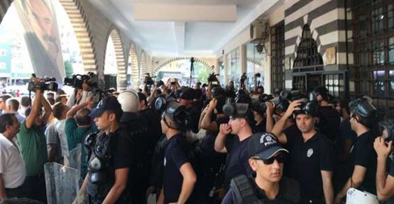 Diyarbakır'da DTK'ye operasyon