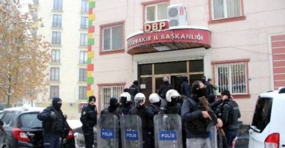Diyarbakır'da ev baskınları: DBP PM üyesi gözaltına alındı
