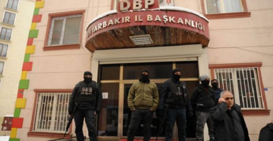 Diyarbakır'da HDP ve DBP il ve ilçe binalarına polis baskını