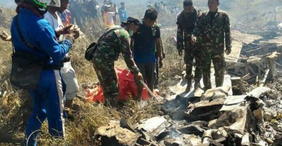Endonezya’da kargo uçağı düştü: 13 ölü