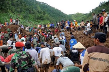 Endonezya'da toprak kayması