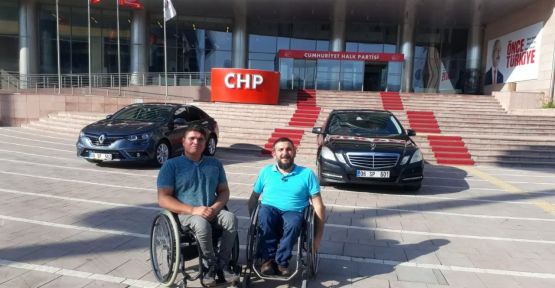 Engelli aktivistler CHP önünde açlık grevinde başladı