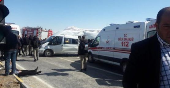 Hakkari - Van yolunda kaza: 2 ölü, 15 yaralı!