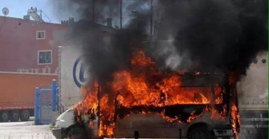 Erzurum'da HDP'lilerin araçları yakılıyor