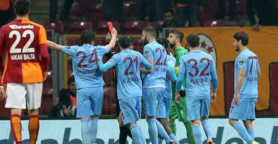 Galatasaray-Trabzonspor maçında oyuncudan hakeme kırmızı kart