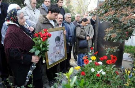 Gazeteci Metin Göktepe mezarı başında anıldı