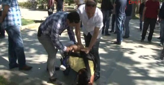 Gezi Parkı'nda bir gazeteci tokatlanarak gözaltına alındı
