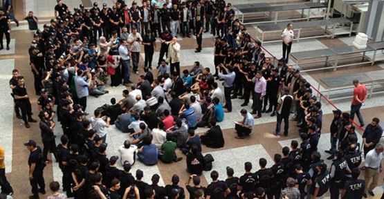 Gözaltındaki polisler oturma eylemi başlattı