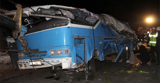 Hacıları taşıyan otobüs kaza yaptı: 13 ölü, 11 yaralı