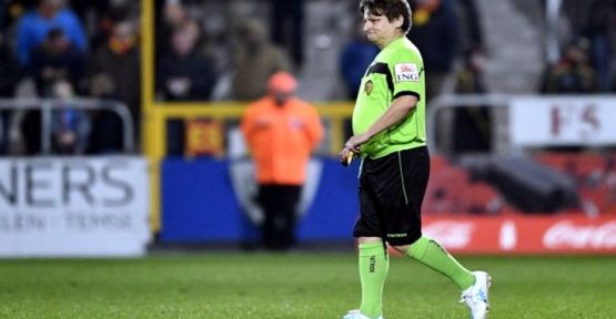 Hakemler sakatlanınca taraftar hakemlik yaptı!