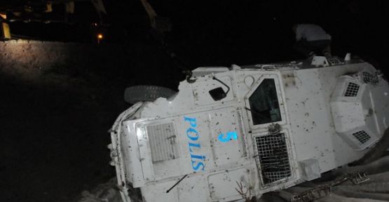 Hakkari'de polis aracı devrildi: 3 yaralı