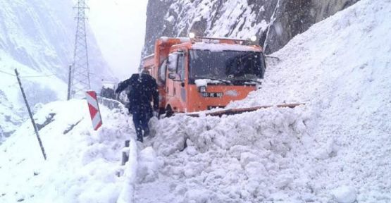Hakkari'de yola çığ düştü, Karayolları operatörü tehlike atlattı