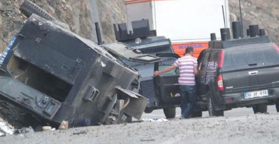 Hakkari'de zırhlı polis aracı takla attı: 7 polis yaralandı