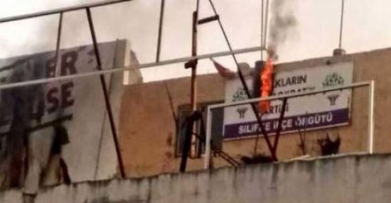 HDP Silifke ilçe binası ateşe verildi