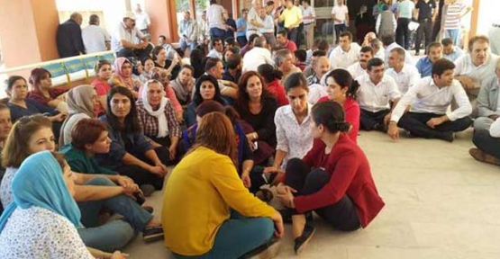 HDP ve DBP'lilerden Mardin Valiliği önünde oturma eylemi