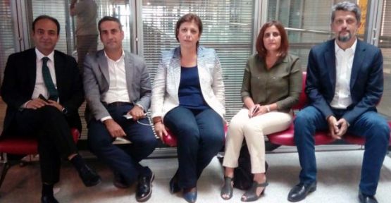 HDP'li vekiller AYM'de nöbete başladı