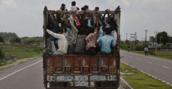 Hindistan'da kamyon kasasında taşınan 18 işçi haytını kaybetti